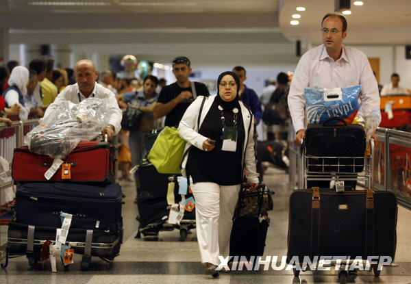 贝鲁特机场航班逐步恢复，黎巴嫩民众纷纷回国|界面新闻 · 快讯